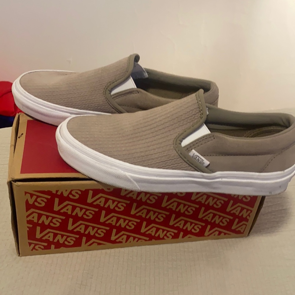 Suede taupe van slip ons